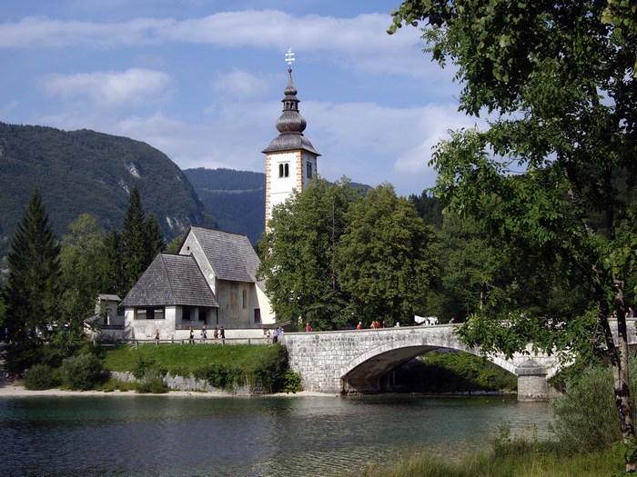 Pogled na cerkev svetega Janeza Krstnika (Ribčev Laz) ob Bohinjskem jezeru